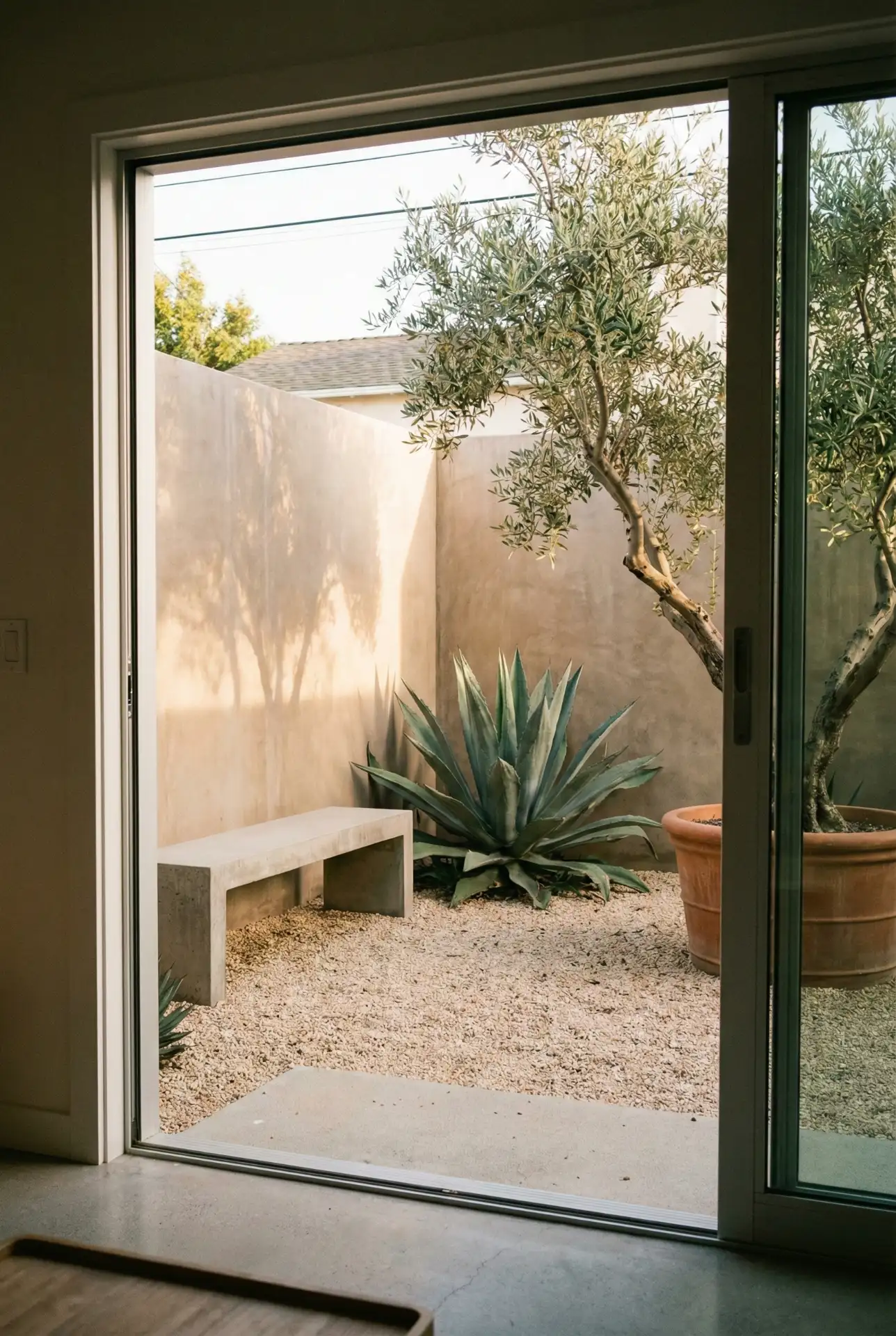 California Courtyard Corner With Contemporary Gravel 2