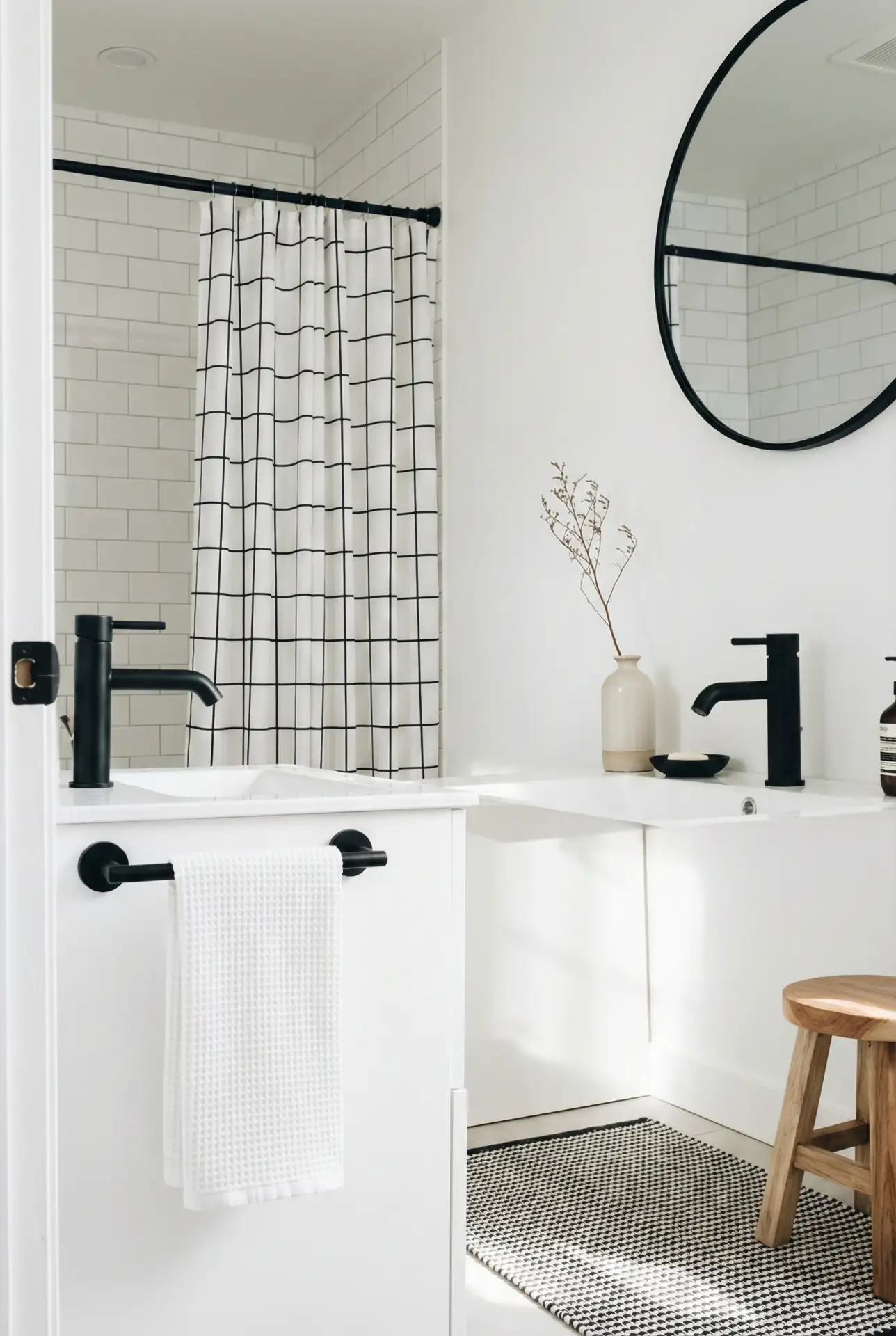 Cute Black-And-White With Graphic Accessories 1