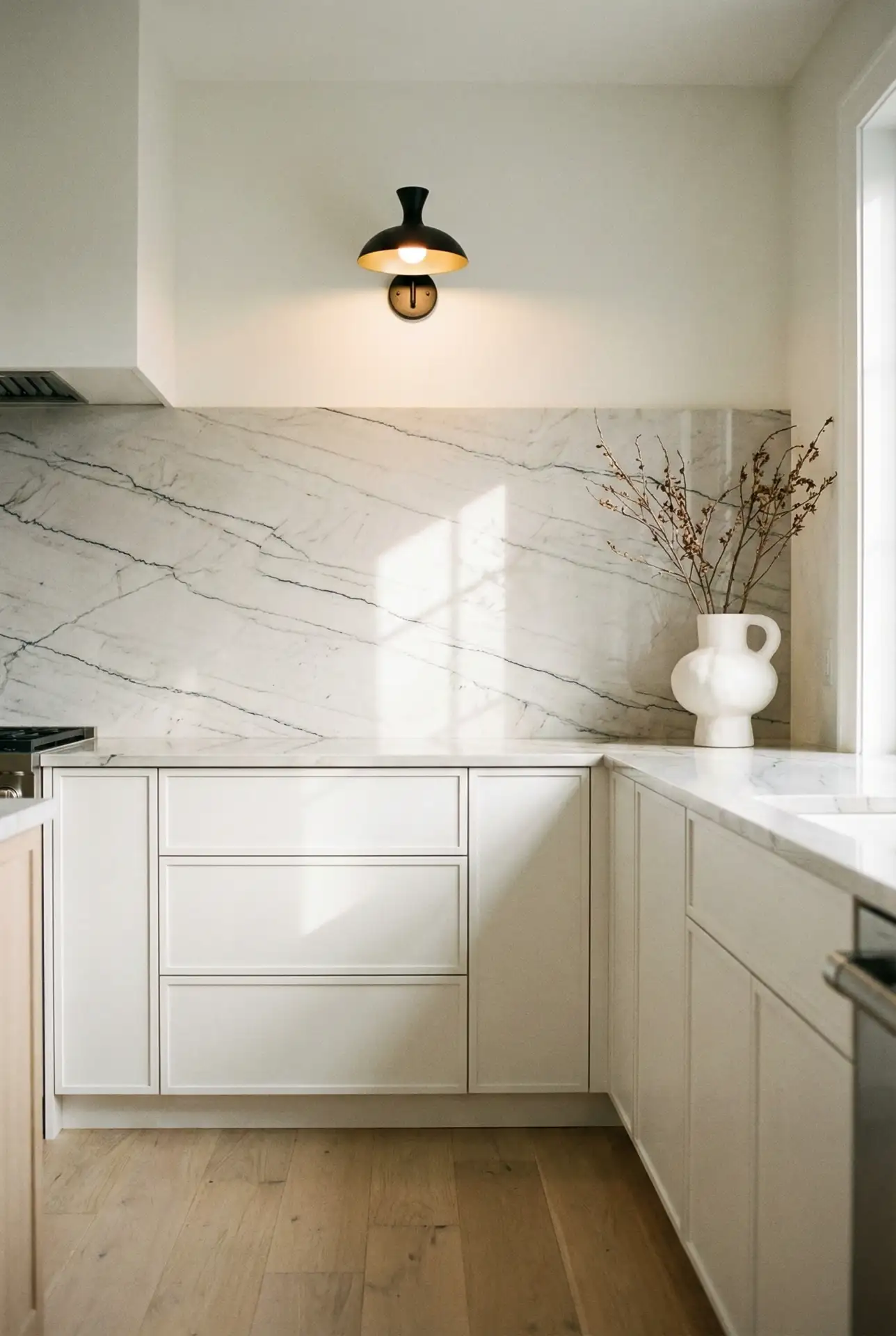 Marble-Look Backsplash Ideas With Thin Black Lines 2