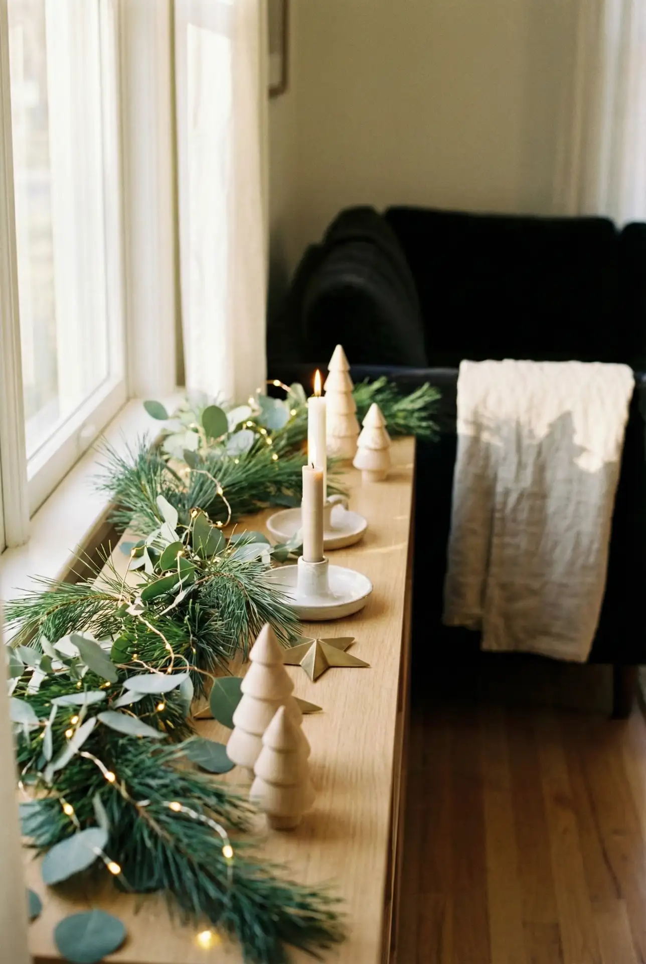Minimal Christmas Mantel Alternative For No Fireplace Apartments 2