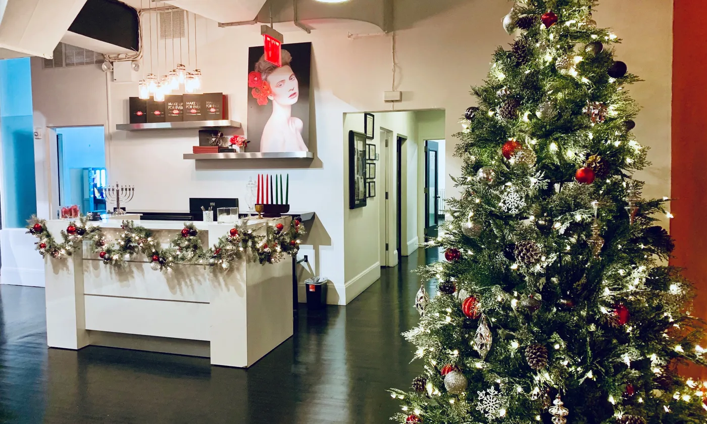10 Christmas Decorating Benefits for Your Business + FAQs