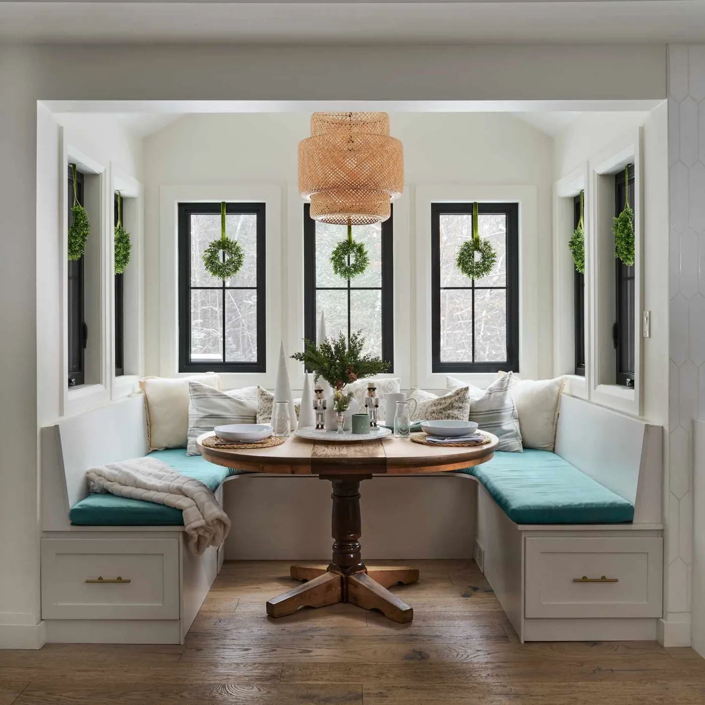 10 Dining Room Decorating Ideas for the Holidays That Feel Festive, Not Fussy