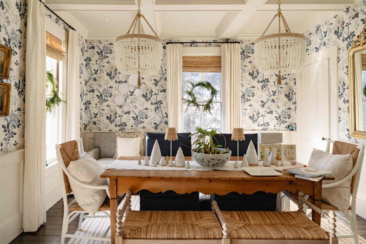 10 Dining Room Decorating Ideas for the Holidays That Feel Festive, Not Fussy