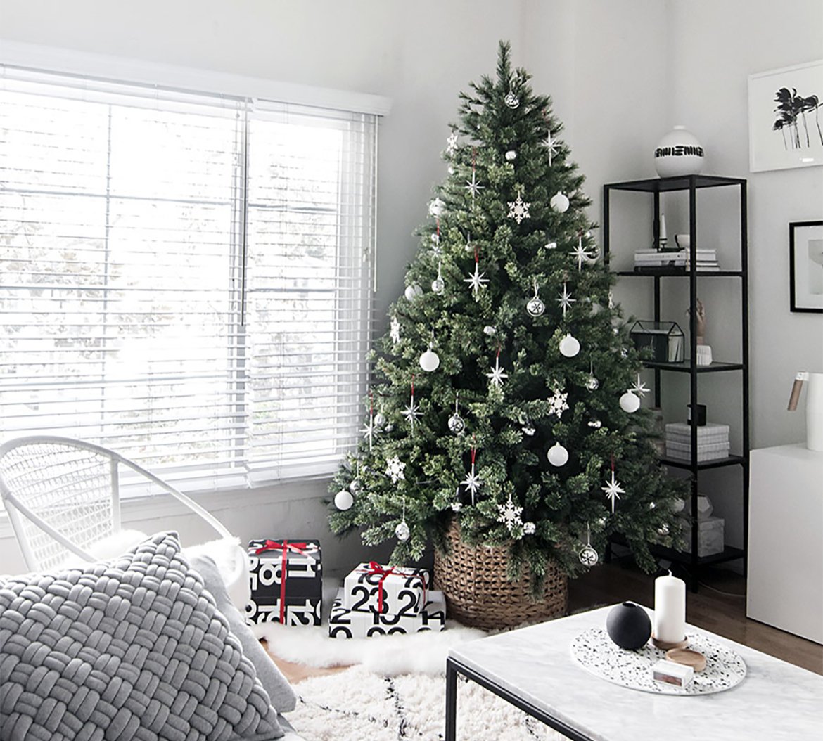 10 Elegant Christmas Tree Decorating Ideas | ICONIC LIFE