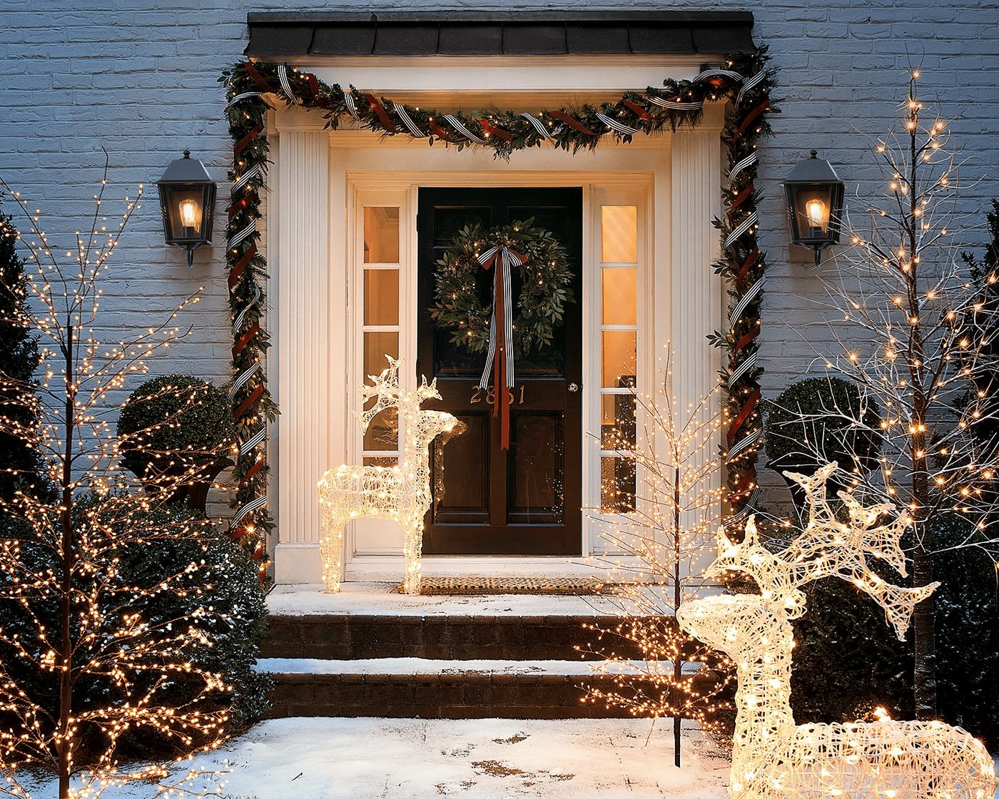10 Front Doors Styled with Outdoor Christmas Decorations