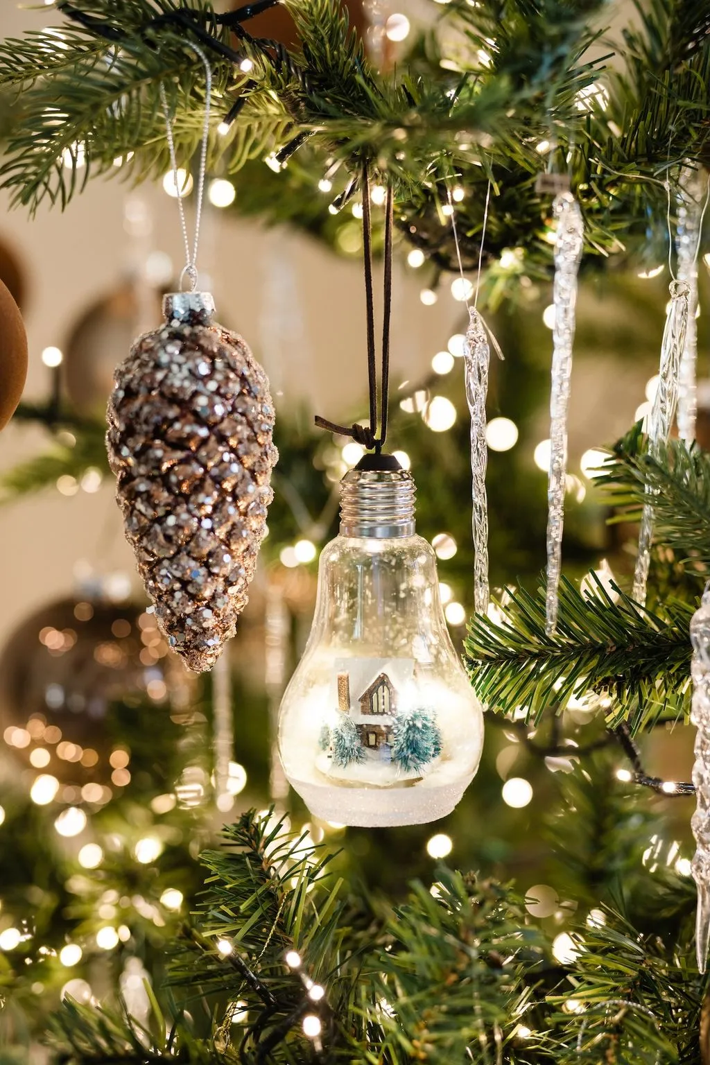 11 Chic Christmas Tree Decorating Ideas, From a Denim-Inspired Palette to  Ornament-Free Elegance | Architectural Digest