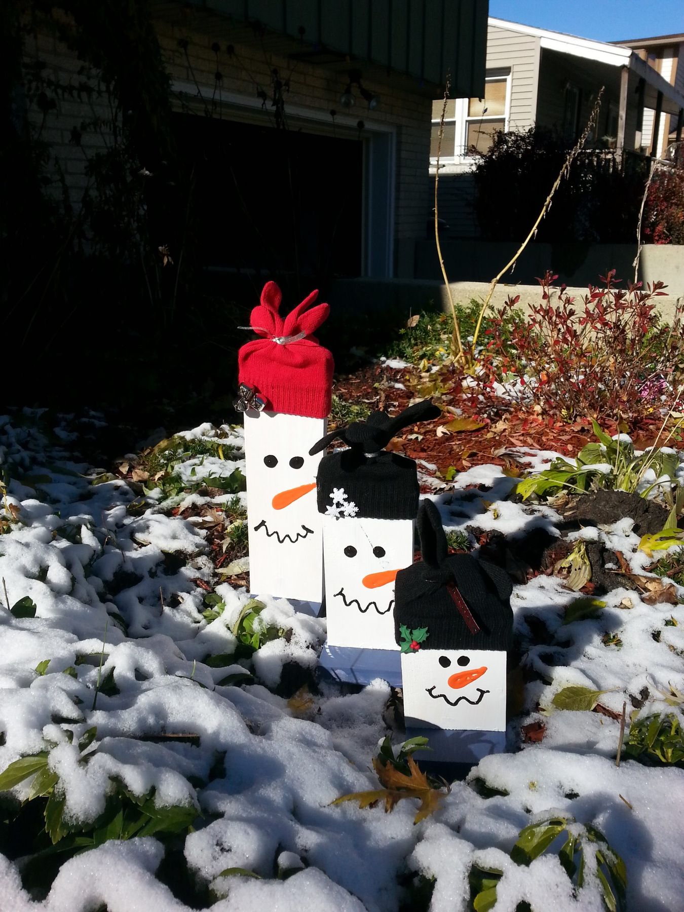 12 Days of Holiday Crafts: 2 x 4 Wooden Snowmen – The new Mrs. Gohla