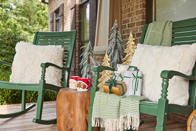 12 Tips for a Cozy Front Porch for Christmas | HGTV