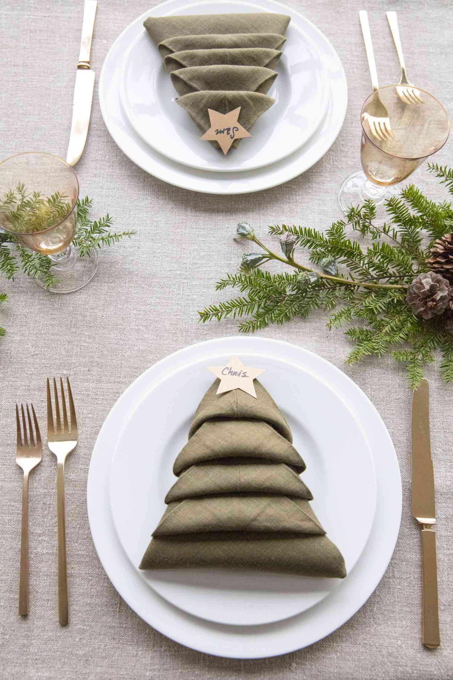 13 Christmas Table Setting Ideas That Will Enchant Your Guests