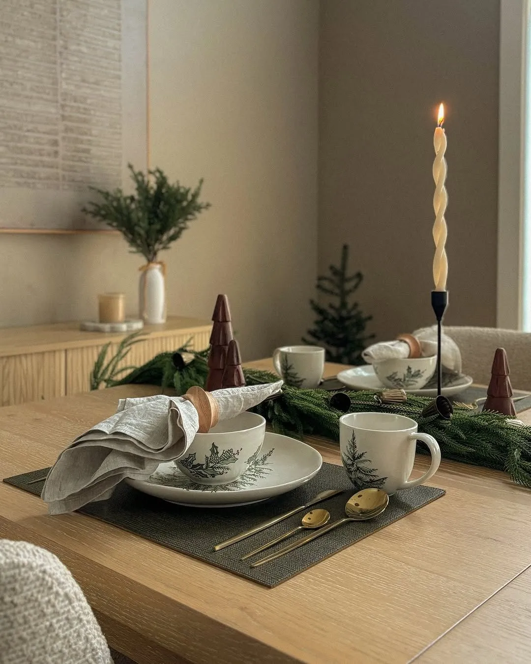15 Christmas Centerpiece Ideas That Create a Stunning Holiday Focal Point