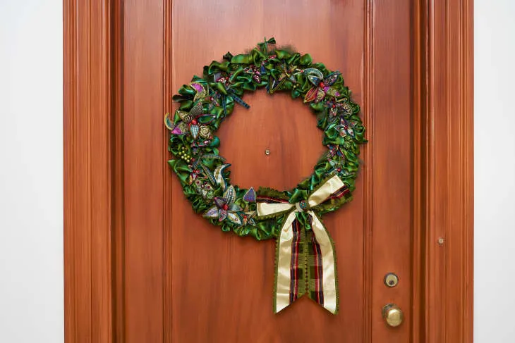 15 Christmas Door Decoration Ideas (With Inspiring Photos) | Apartment  Therapy