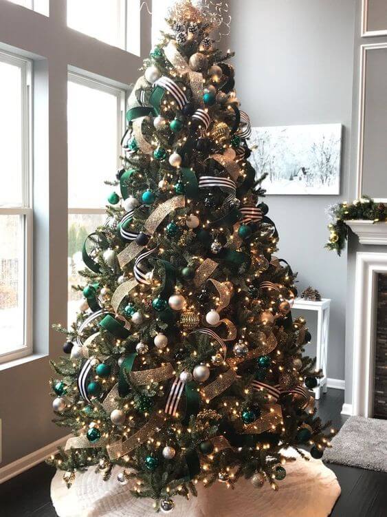 15 Stunning Emerald Green Christmas Tree Décor - Maleesha P