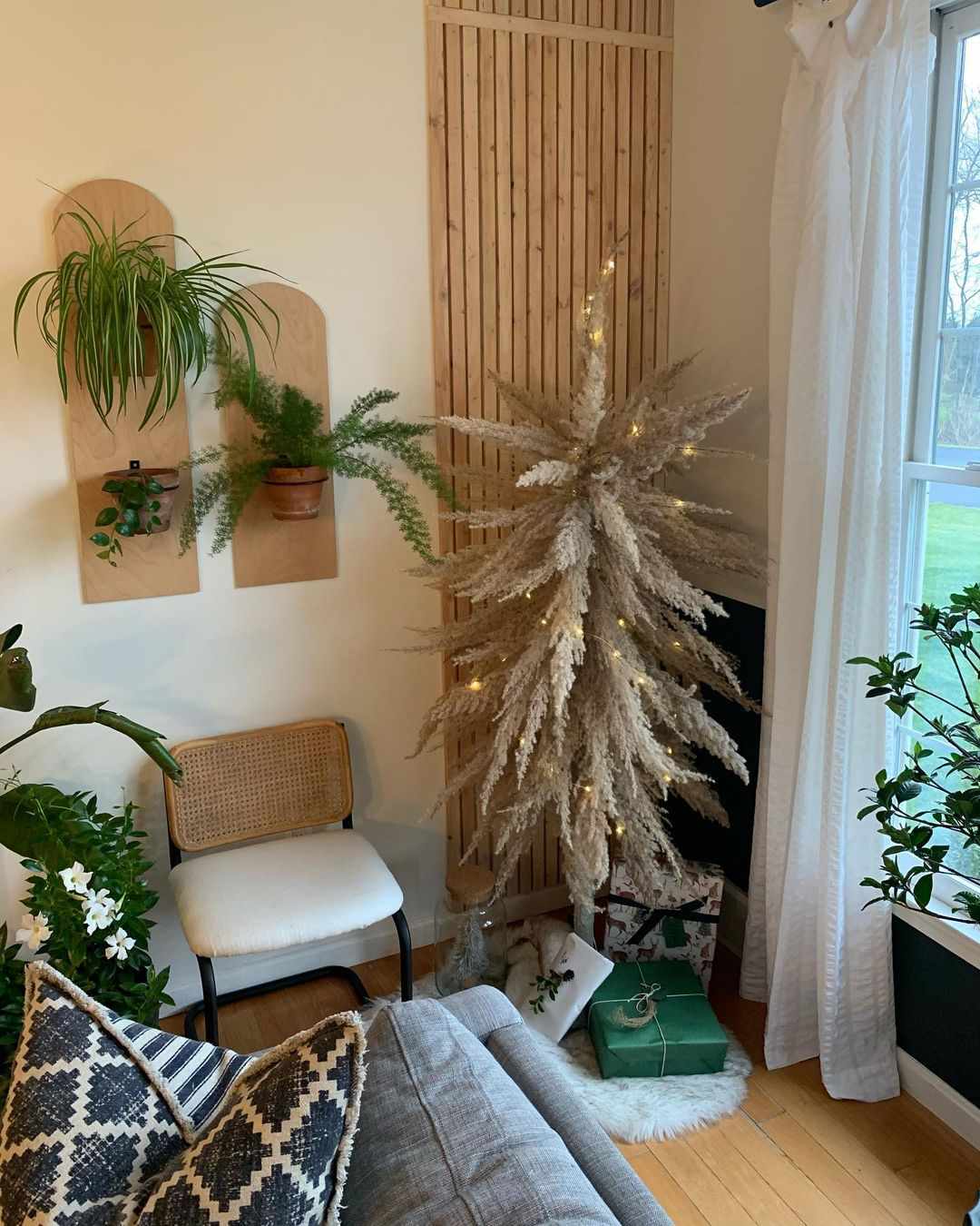 19 DIY Pampas Grass Christmas Trees for a Boho-Style Holiday