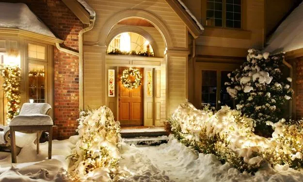 20 Inspiring Outdoor Lights and Door Decorations for Winter