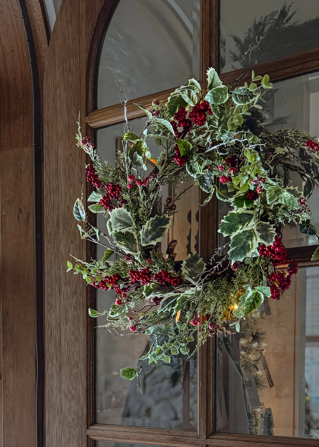 24' Winter Frosted W/Berry And Holly Wreath