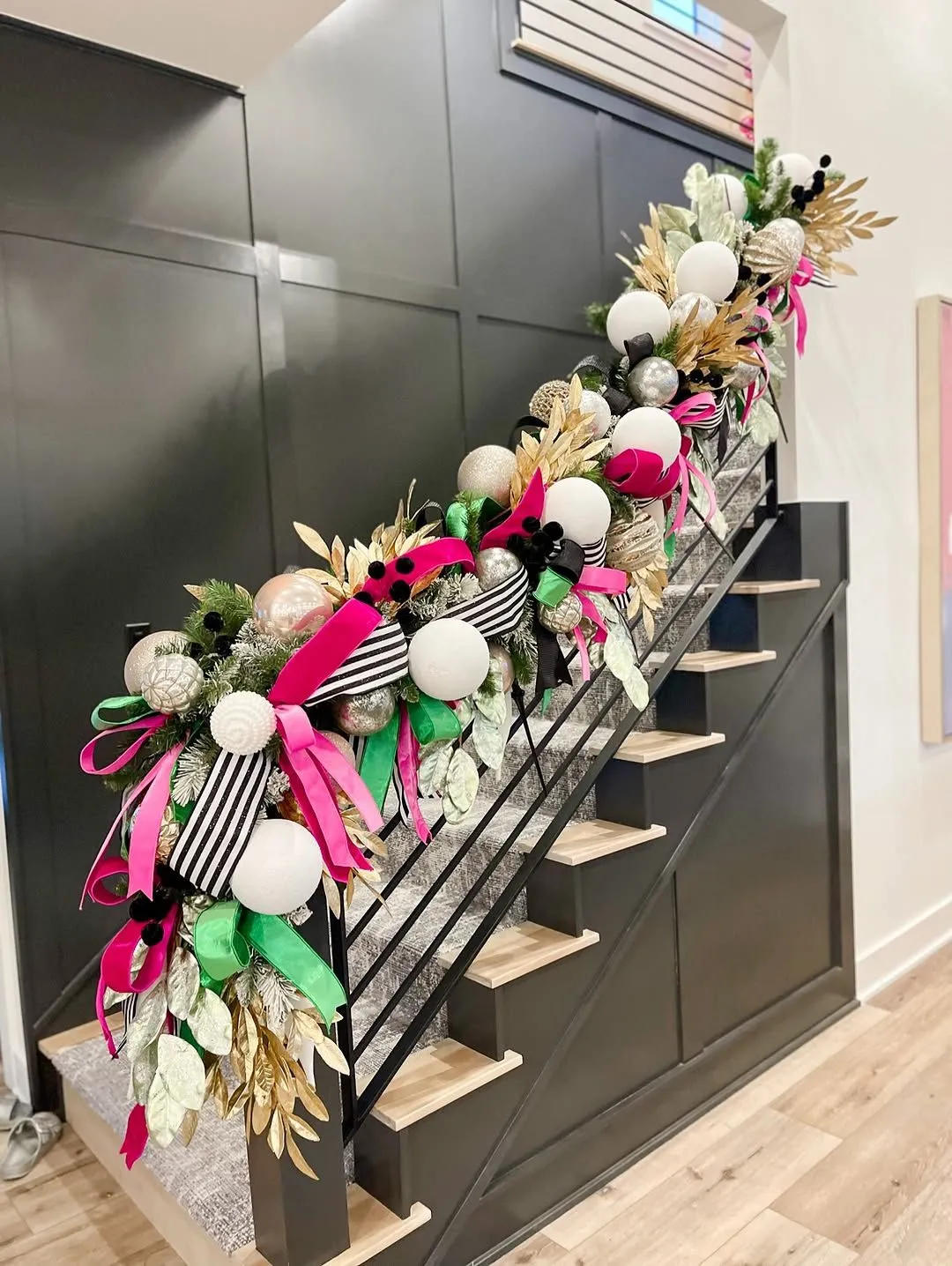 25 Christmas Staircase Decoration Ideas for a Festive Home