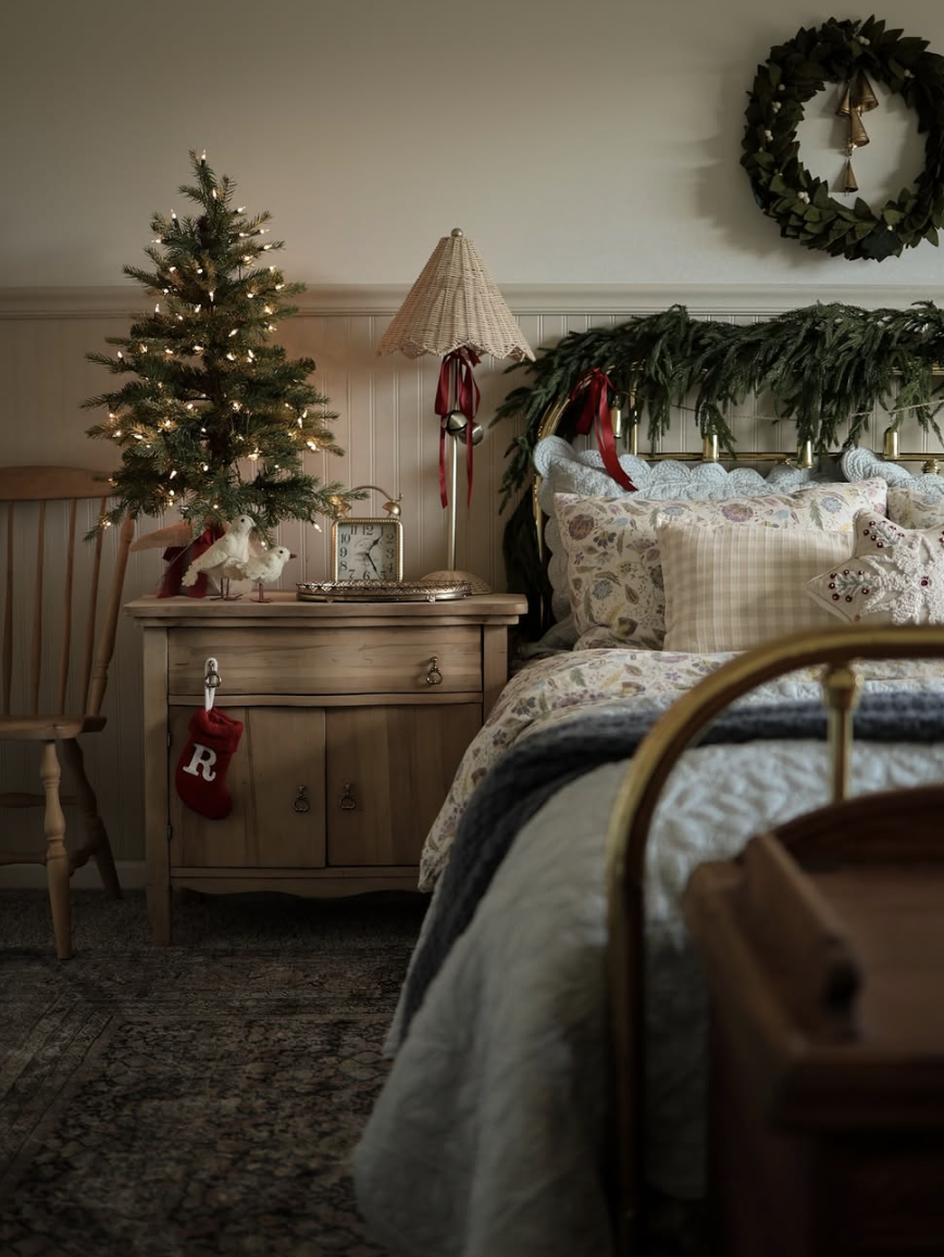 25 Farmhouse Christmas Bedroom Ideas for a Cozy Holiday Home