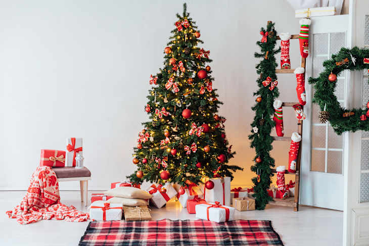 3 Christmas Decor Trends That Give Designers the “Ick” | Apartment Therapy