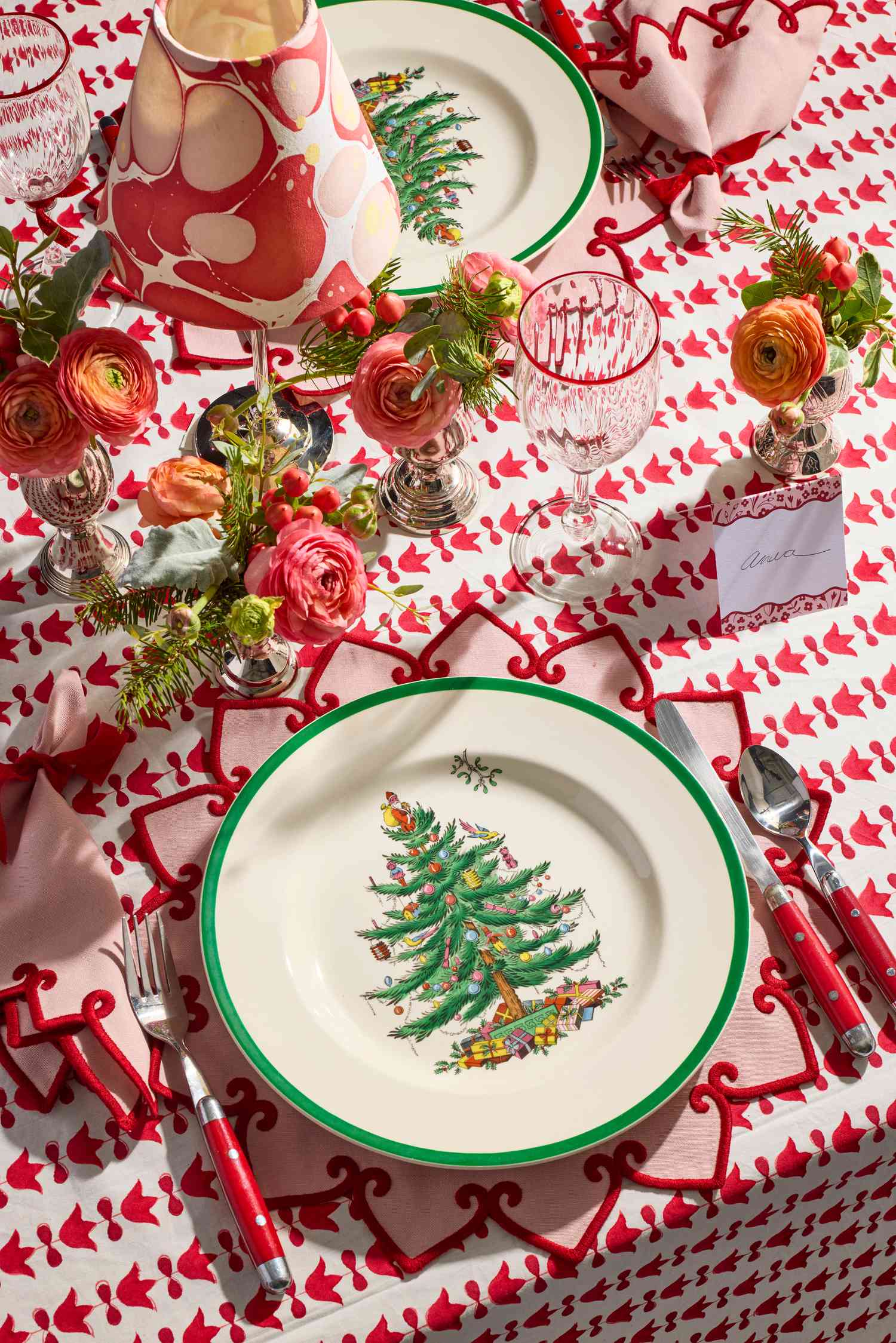 30 Christmas Table Settings For A Festive Holiday Meal