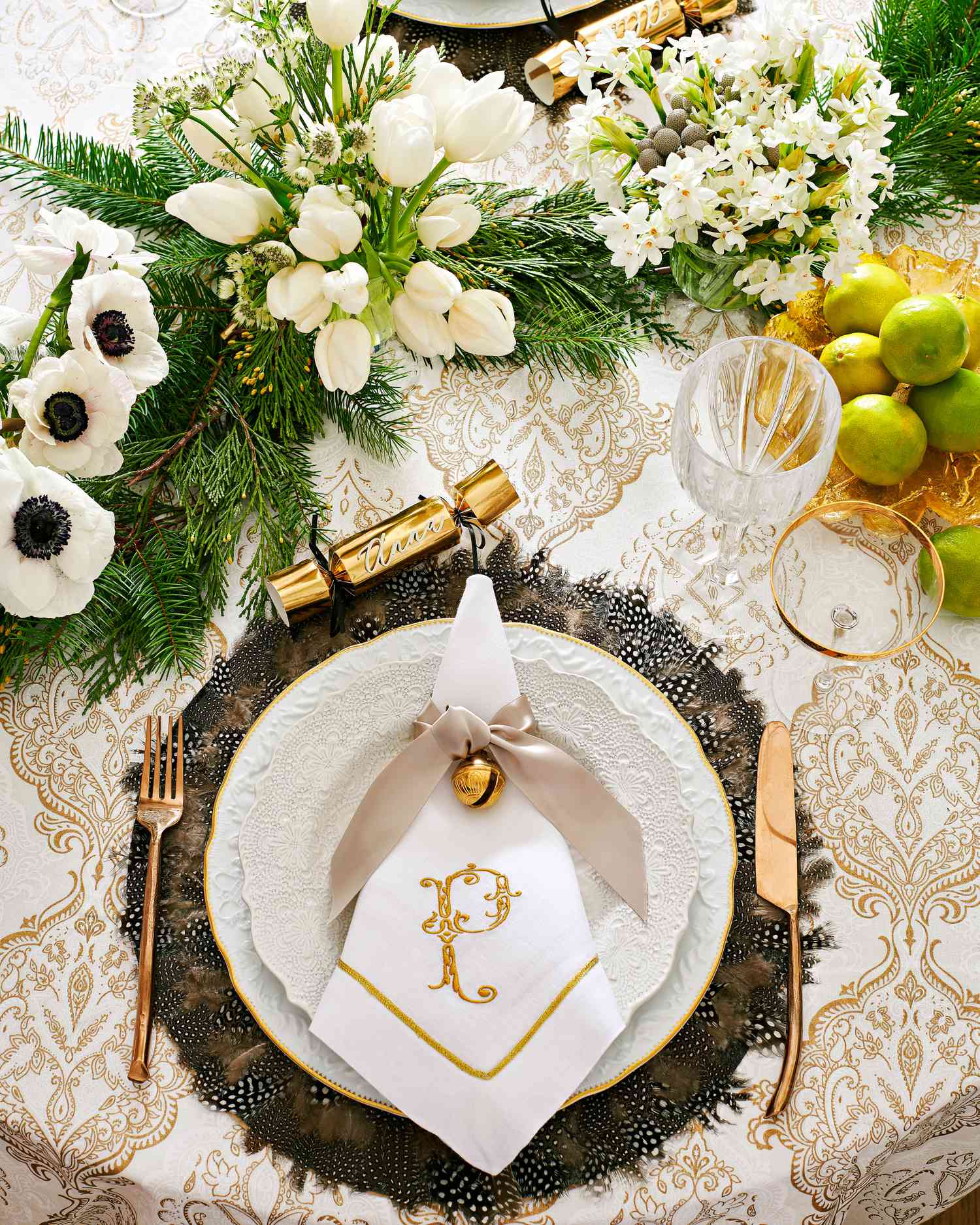 30 Christmas Table Settings For A Festive Holiday Meal