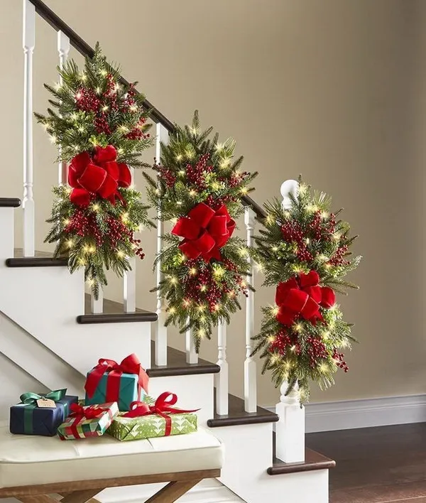 30+ Festive Decoration Ideas for Christmas Staircase - Listing More