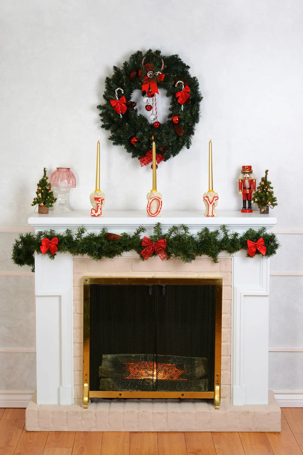 38 Christmas Mantel Ideas, From Traditional to Modern - Parade Home & Garden