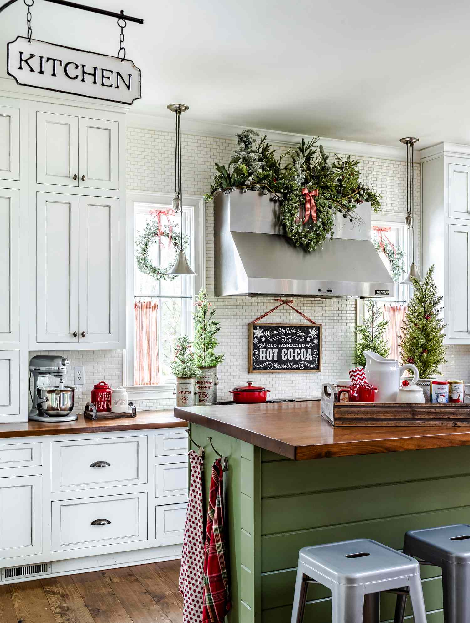 38 Cozy Christmas Decorating Ideas for the Kitchen