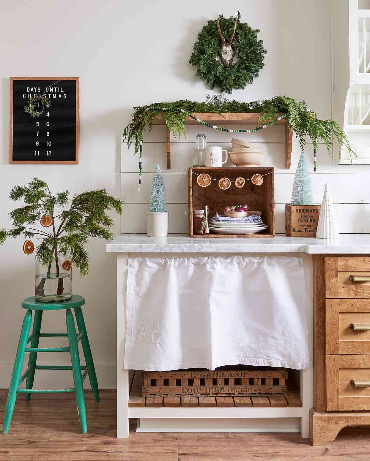 38 Cozy Christmas Decorating Ideas for the Kitchen