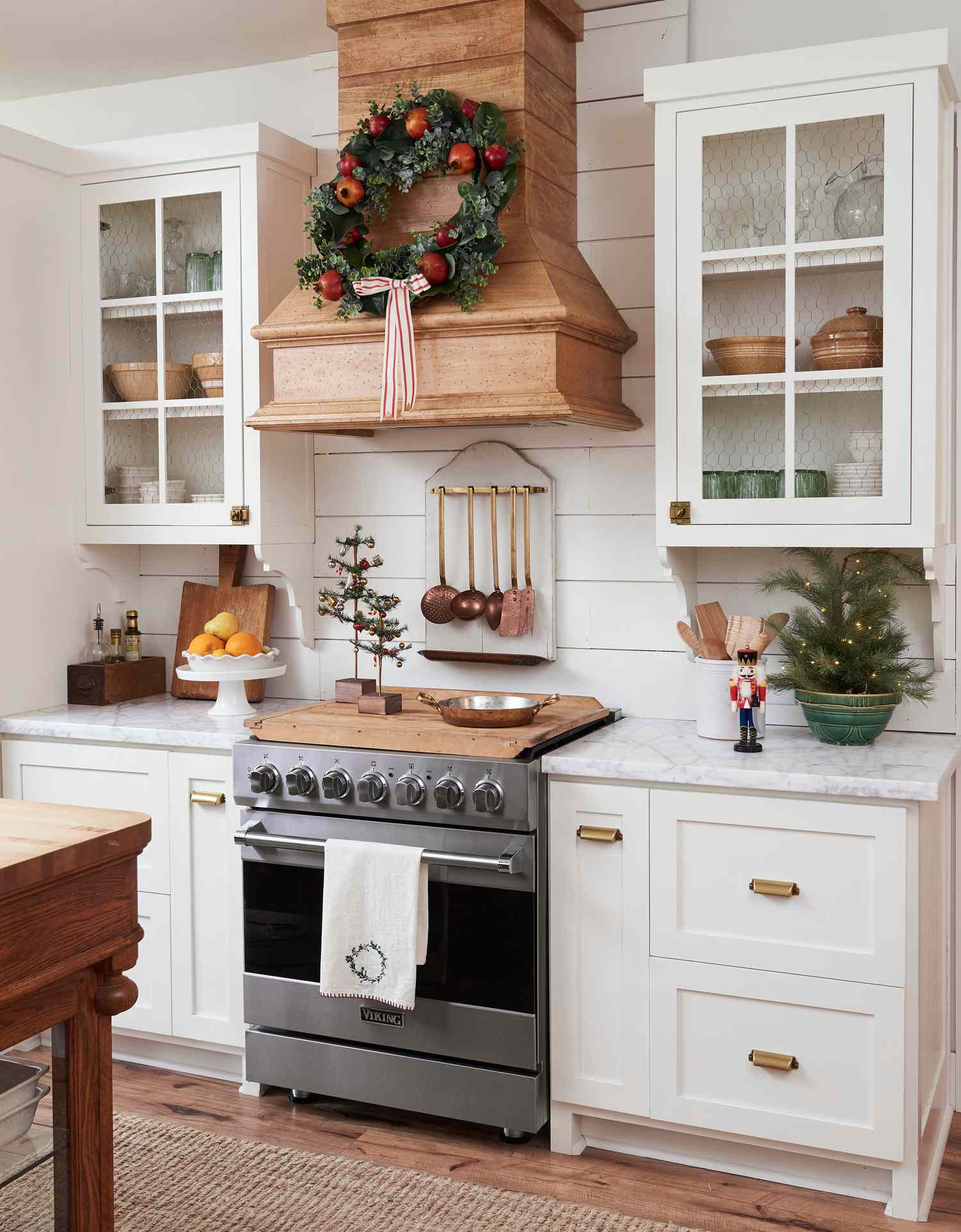 38 Cozy Christmas Decorating Ideas for the Kitchen