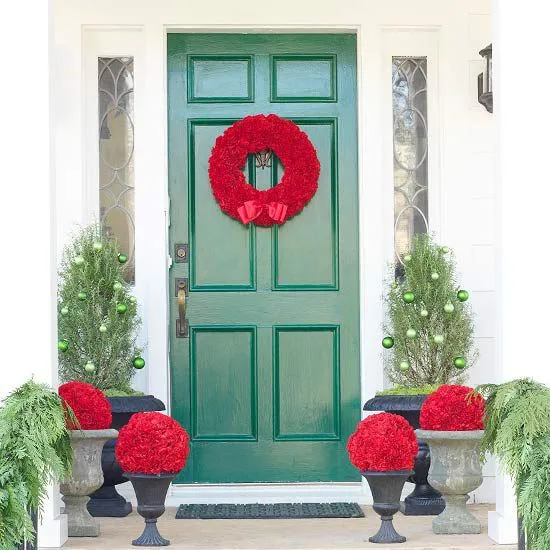 40 Festive Ideas for Front Door Christmas Decorations