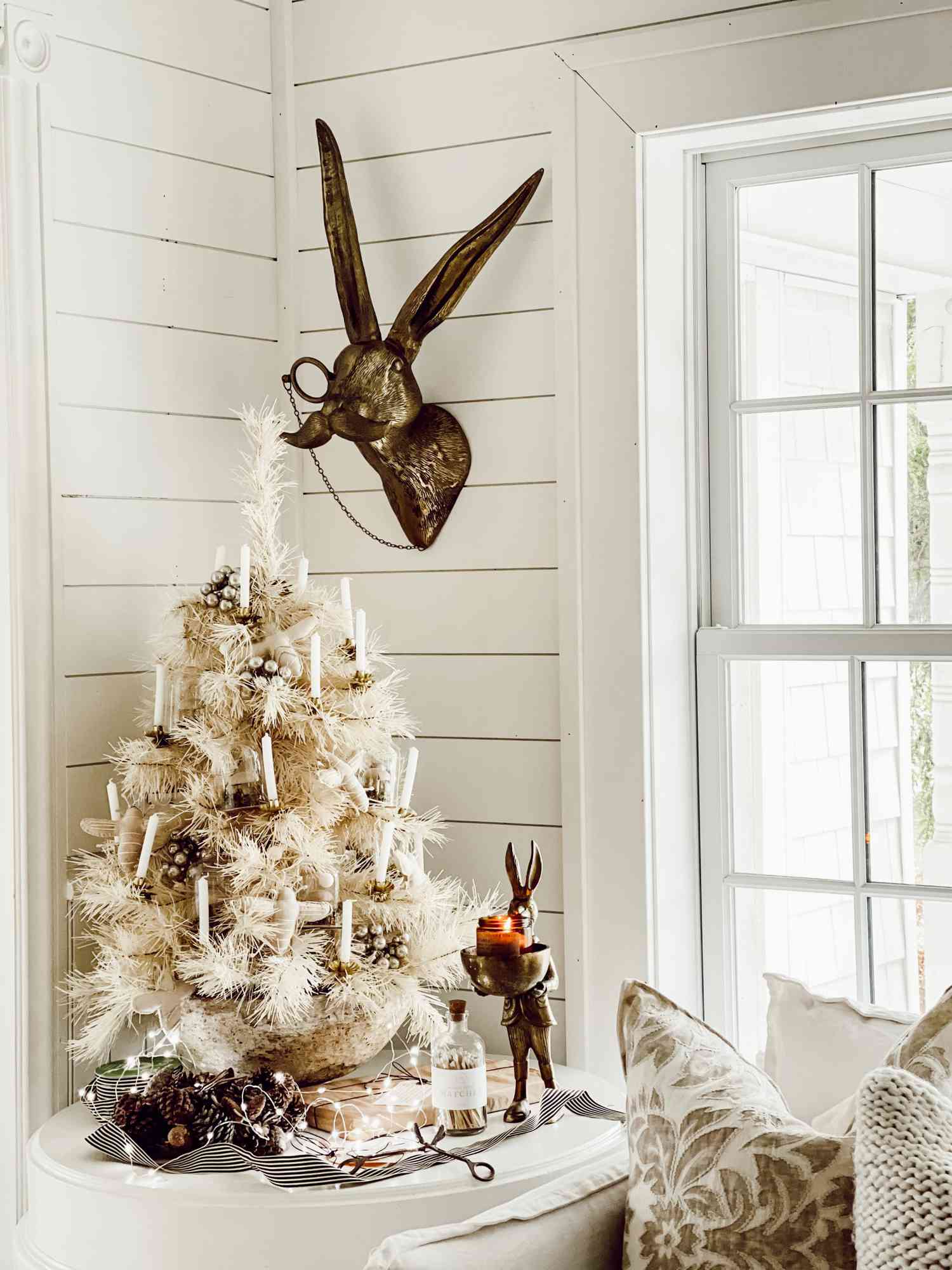 42 Space-Saving Christmas Decorating Ideas That Are Full of Charm