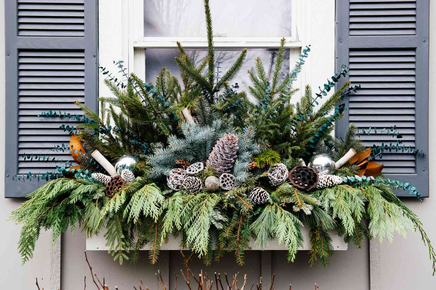 46 Christmas Window Decorating Ideas for a Festive Feeling Outdoors