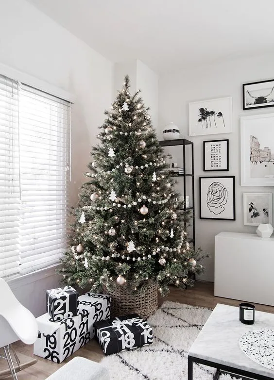 5 Stylish ways to decorate your Christmas tree with white - Daily Dream  Decor