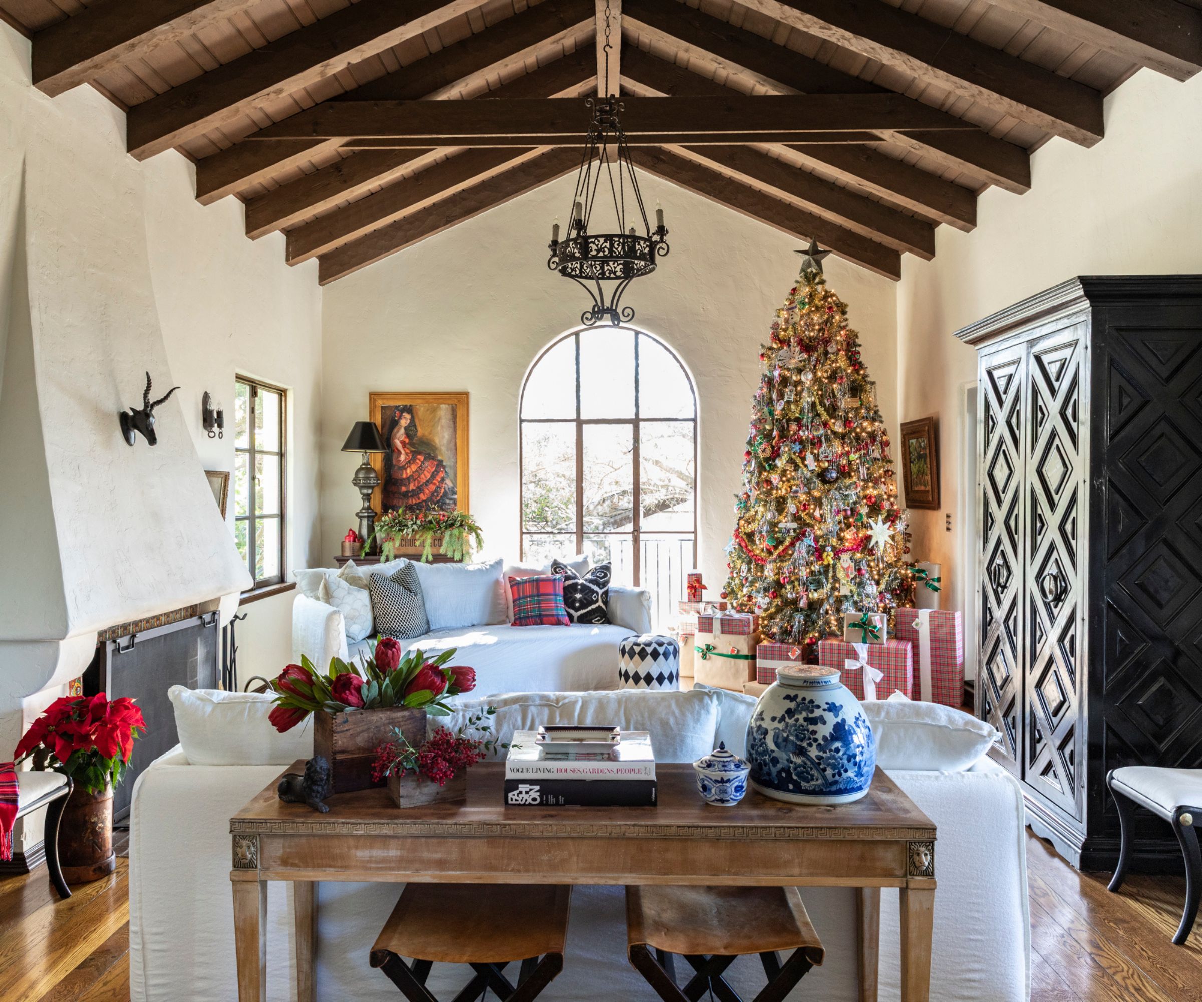 6 Designer-Approved Holiday Decor Themes for the…