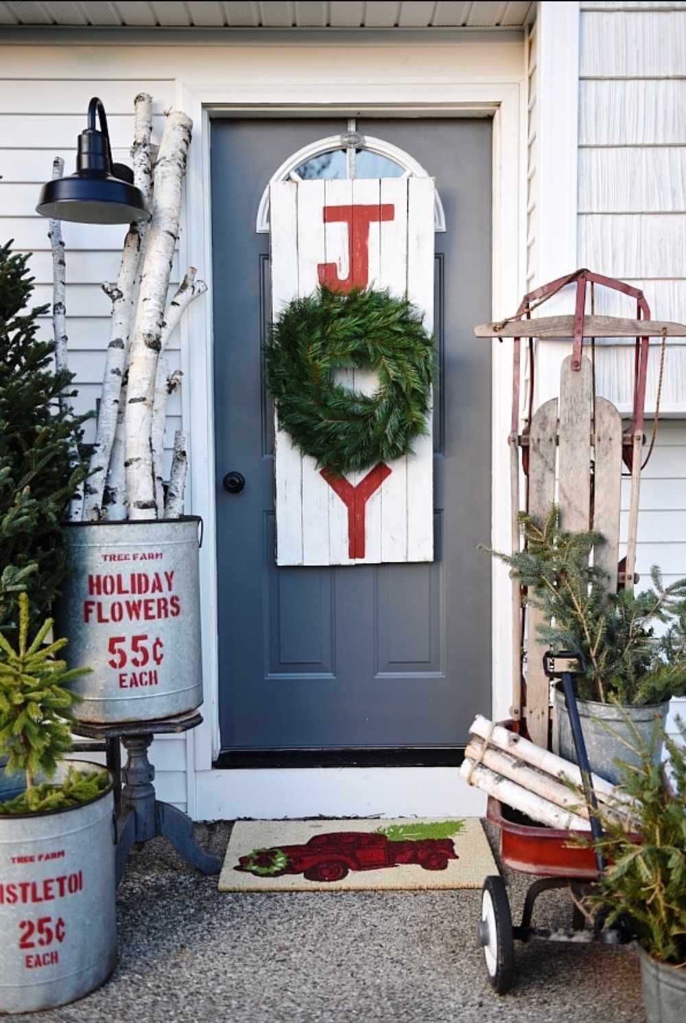 68 Pretty Front Porch Christmas Decorating Ideas for a Festive Welcome