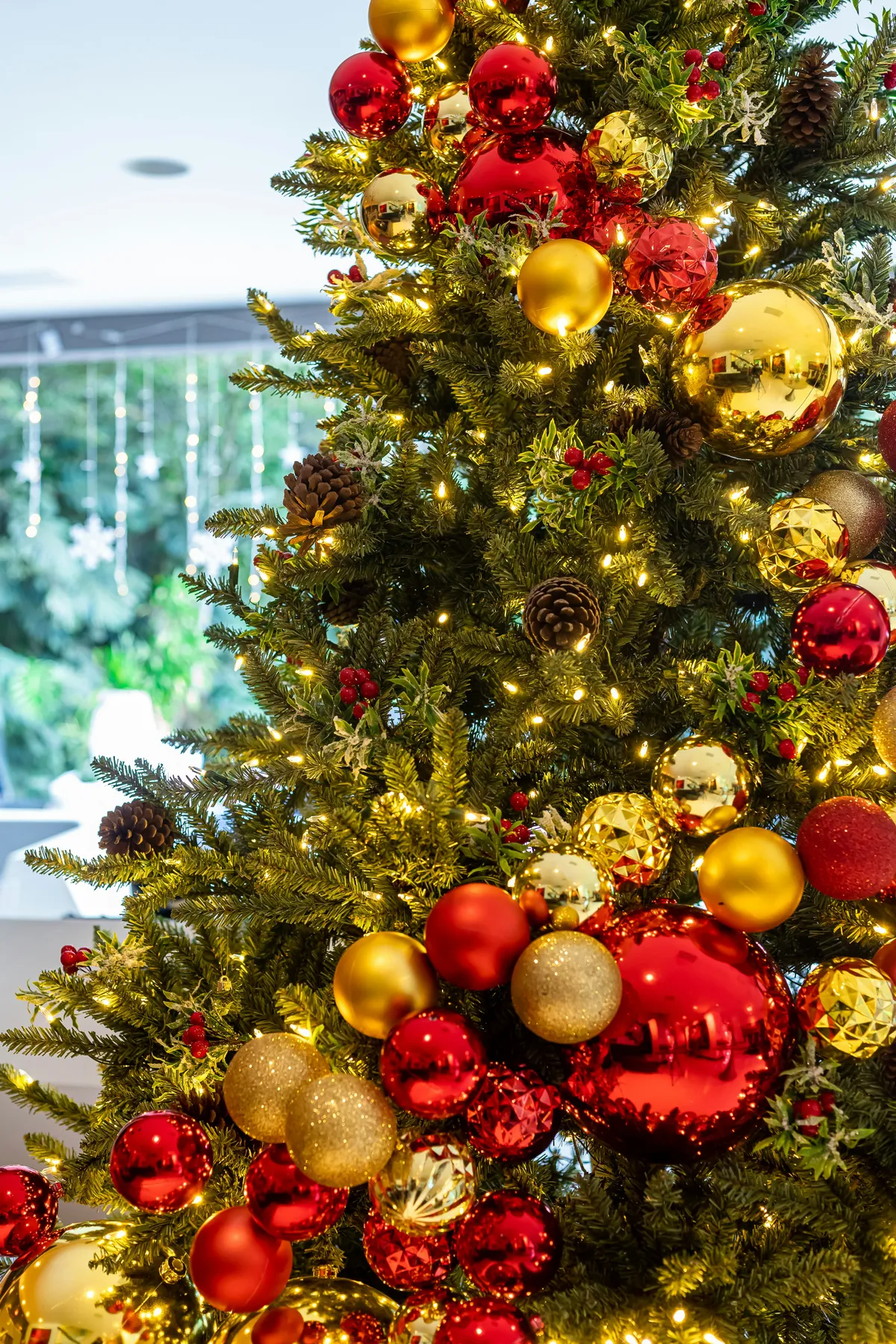 A christmas tree with red and gold decorations - Free Photo on Unsplash