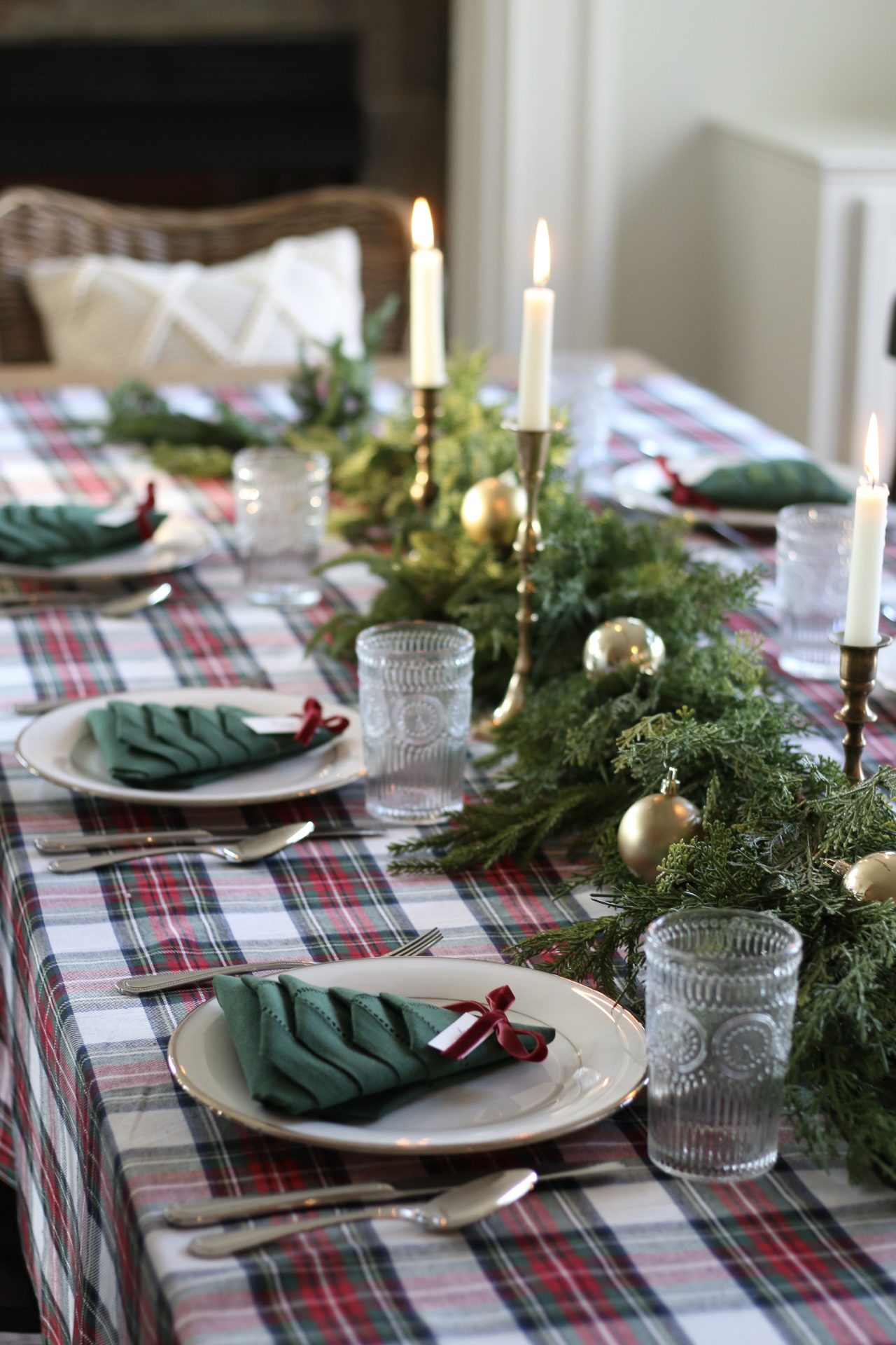 A Classic Christmas Table - A Thoughtful Place