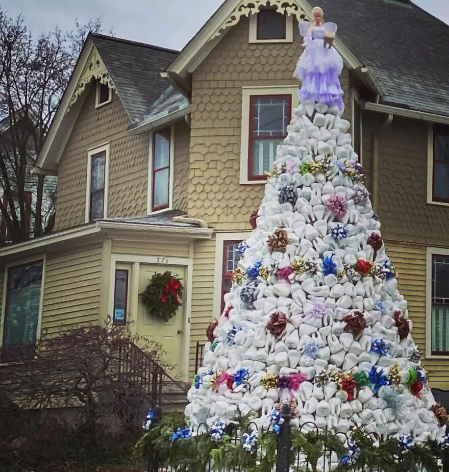 A giant tree of teeth outdoor art installation brings holiday joy to the  community | WEMU-FM