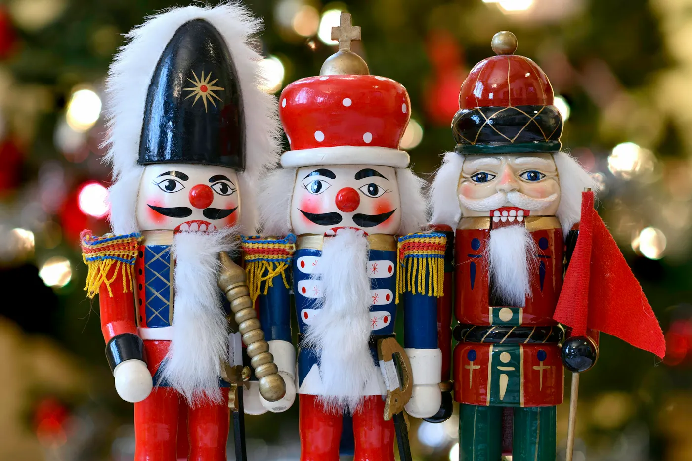 A group of nutcrackers standing next to a christmas tree - Free Photo on Unsplash