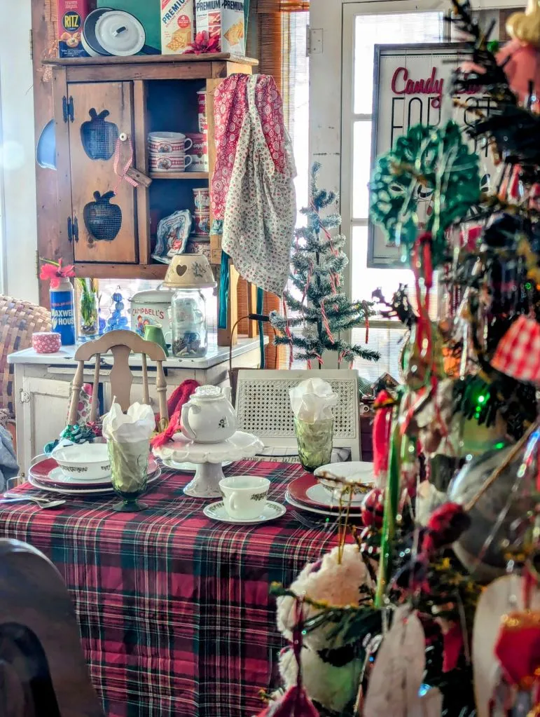A PLAID CHRISTMAS! Fun and Festive Ways to Decorate With Plaid at Christmas time – Comfy Lane Cottage