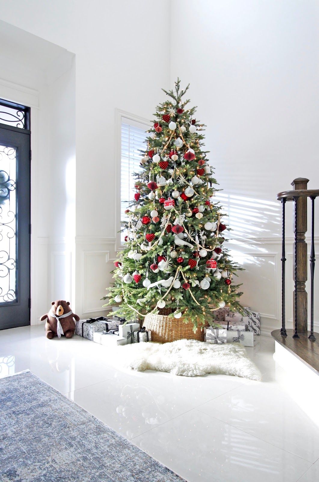 AM Dolce Vita: 2019 Holiday Home Tour: Burgundy and White