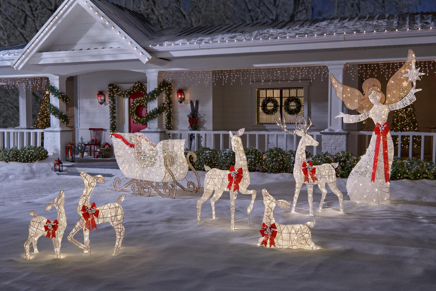 Awesome outdoor Christmas decorations for festive looks – VinWonders