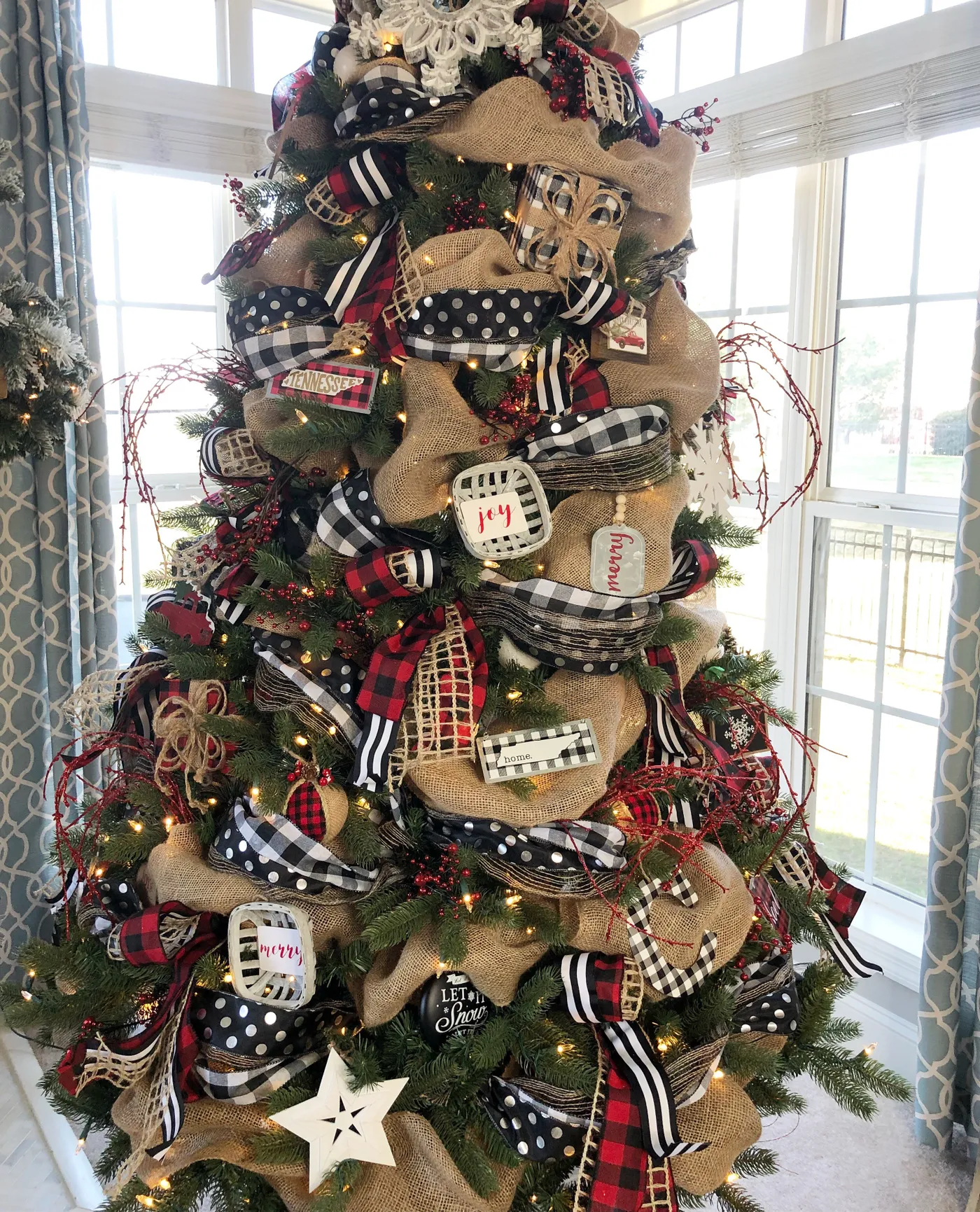 Buffalo check Christmas tree decorated with different ribbons, ornaments  and filler - Wilshire Collections