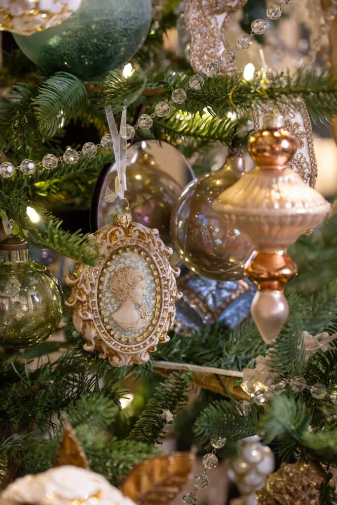 Cameo Christmas: A Timeless Holiday Elegance – Nell Hill's