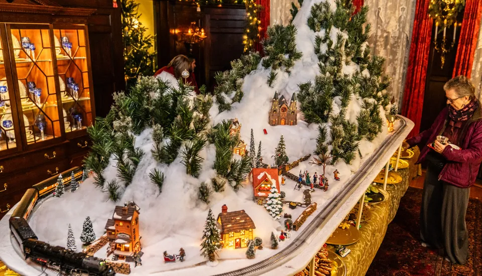 Can Three Generations Do the Minneapolis Holiday Lights Trolley Together? A  Family Weekend Plan - 300 Clifton