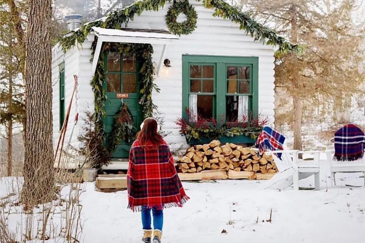 Chic Outdoor Christmas Decorating Ideas | Apartment Therapy