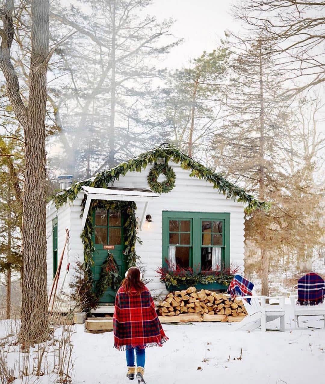 Chic Outdoor Christmas Decorating Ideas | Apartment Therapy