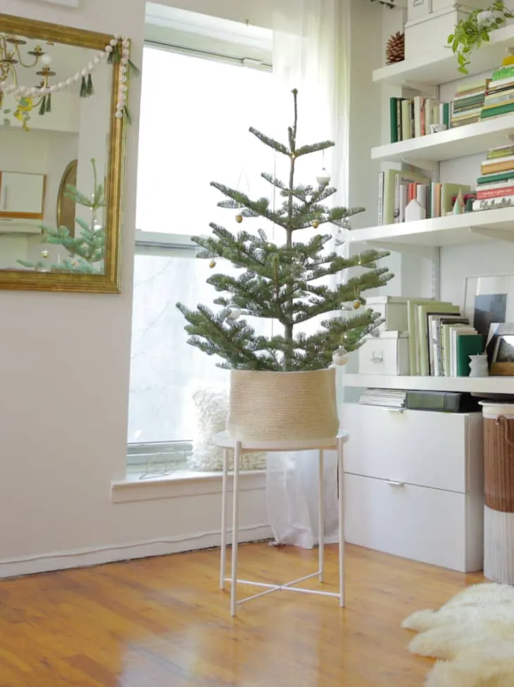 Christmas Decorating Ideas for Small Spaces | Apartment Therapy