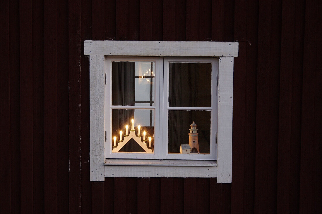 Christmas decoration in a wooden, red, … – License image – 70239488 ❘  lookphotos