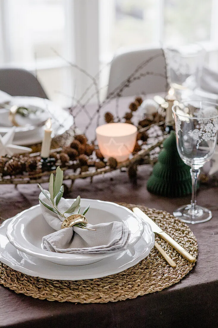 Christmas Decorations White Christmas Placemats Christmas Table With Round  Raffia … – License Images – 13653482 ❘ StockFood